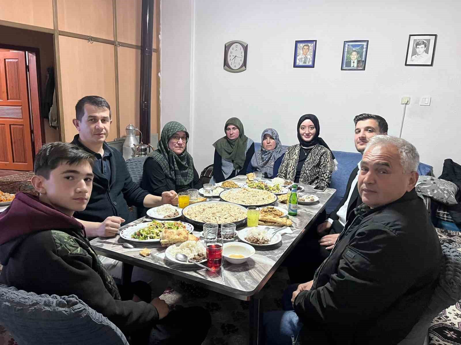 bilecik-haber_kaymakam-ozpinar-iftarini-koydeki-ailenin-evinde-acti-102497.jpg