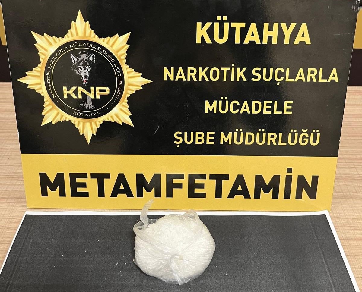 bilecik-haber_kutahya-da-durdurulan-otobusteki-yolcunun-esyalari-arasinda-uyusturucu-ele-gecirildi-101418.jpg