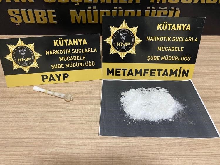 bilecik-haber_kutahya-da-esyalari-arasinda-uyusturucu-bulunan-yolcu-tutuklandi-101443.jpg