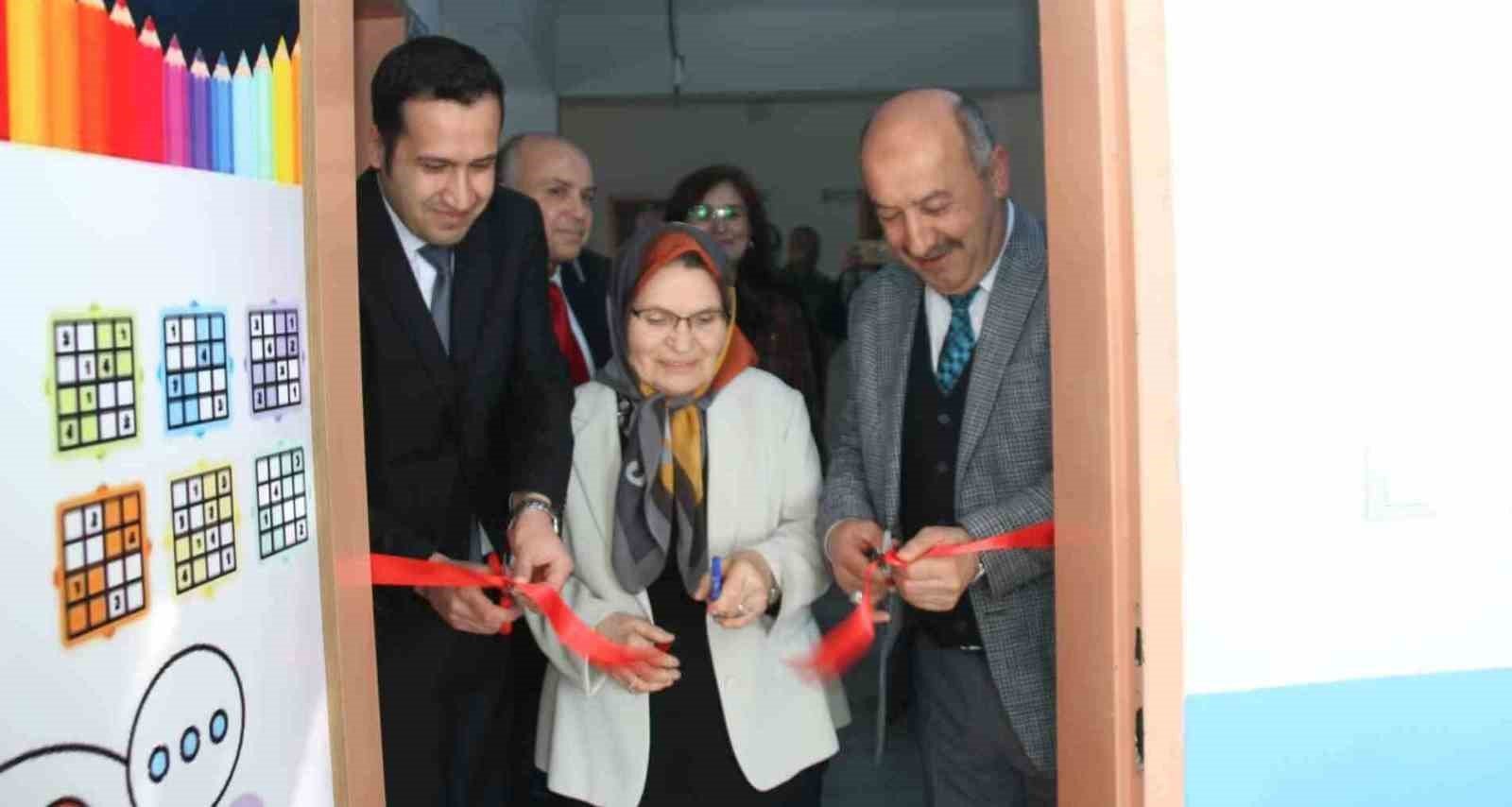 bilecik-haber_kutahya-da-hayirsever-ogretmen-ilkokula-akil-ve-zeka-oyunlari-atolyesi-yaptirdi-101100.jpg
