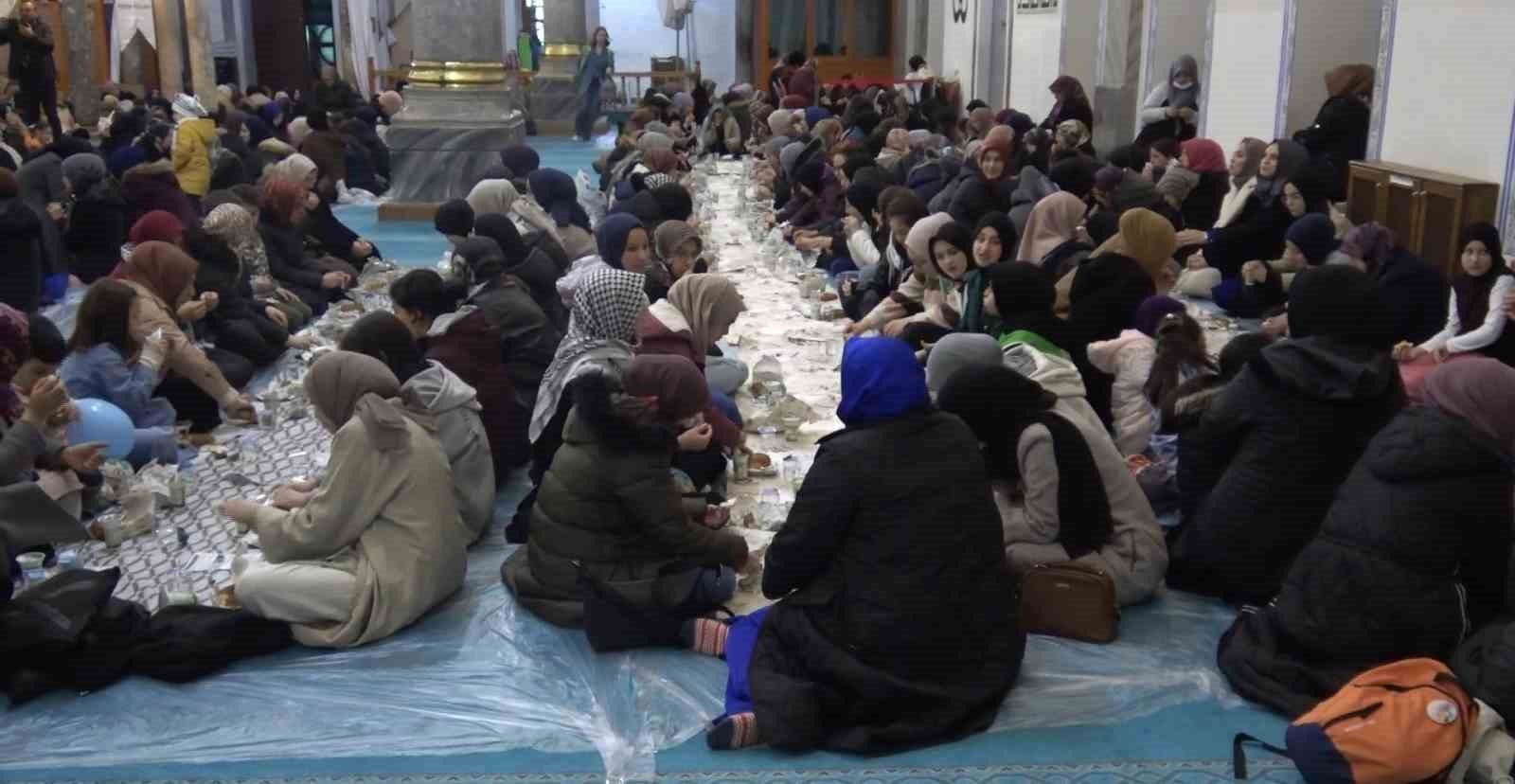 bilecik-haber_kutahya-da-hurma-su-ayran-peynir-ve-simitle-iftar-101214.jpg