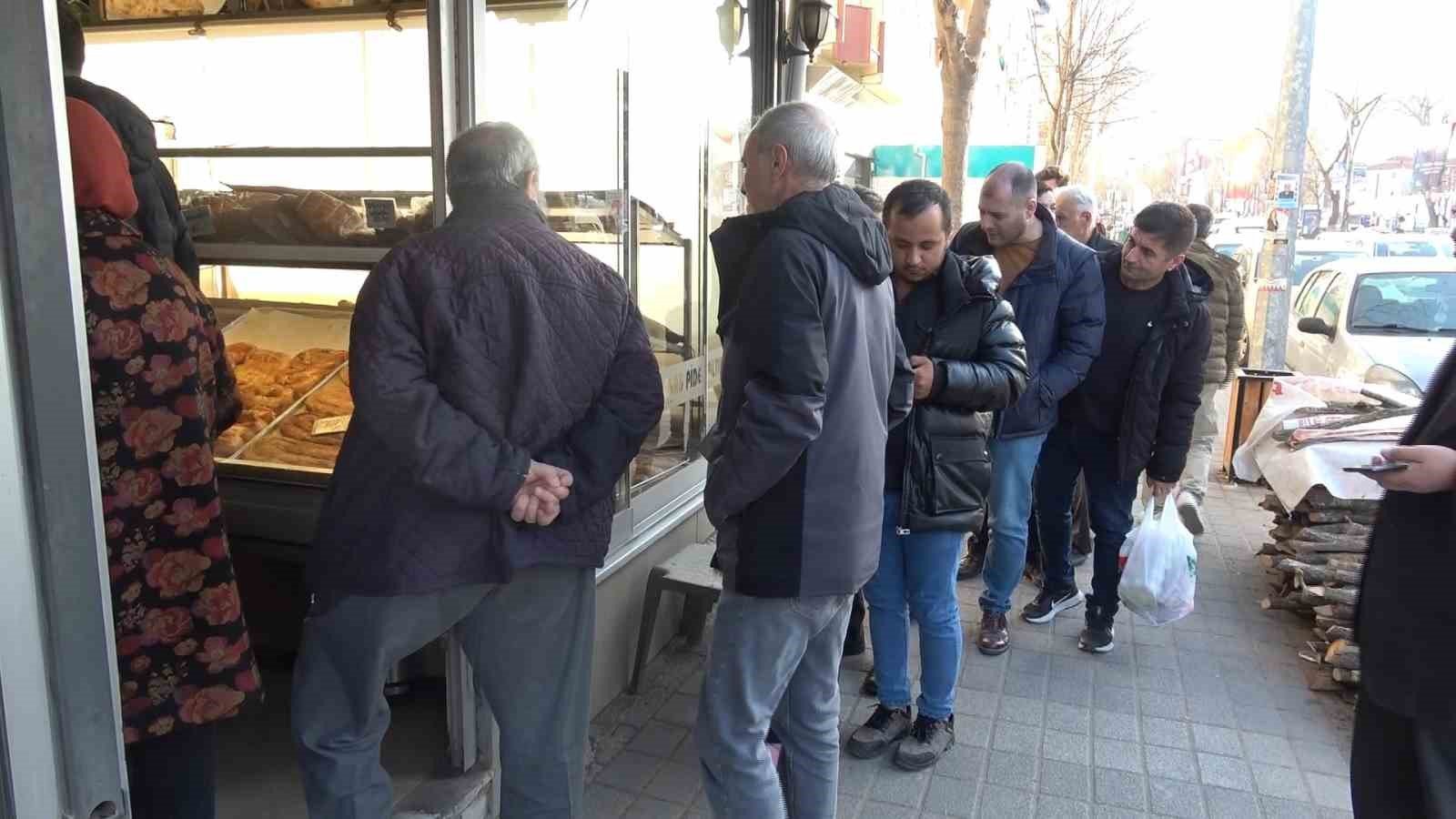 bilecik-haber_kutahya-da-ramazan-pidesi-kuyrugu-gelenegi-100510.jpg