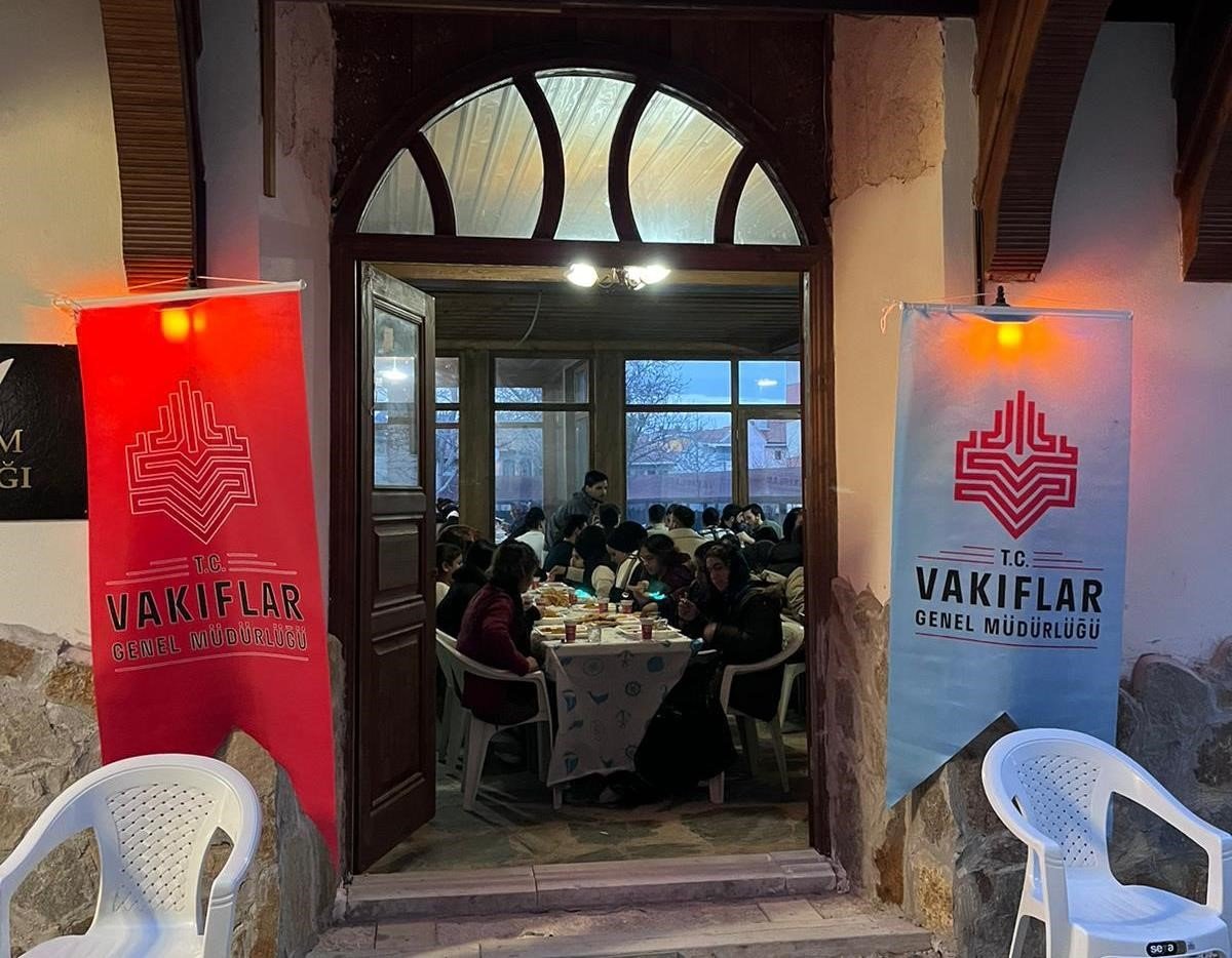 bilecik-haber_kutahya-vakiflar-bolge-mudurlugunden-iftar-100931.jpg