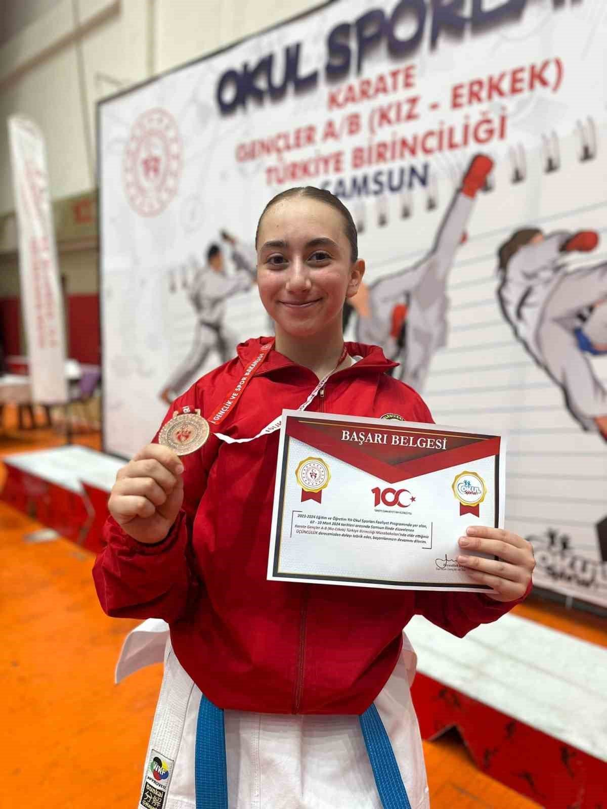 bilecik-haber_kutahyali-asiye-irmak-turkiye-ucuncusu-101654.jpg