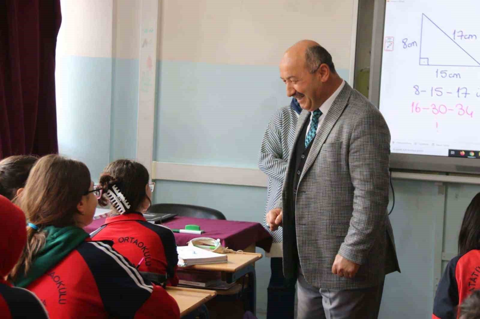bilecik-haber_mudur-basyigit-sinava-cok-calisarak-liseye-yerlesme-ideallerinizi-gerceklestirin-101102.jpg