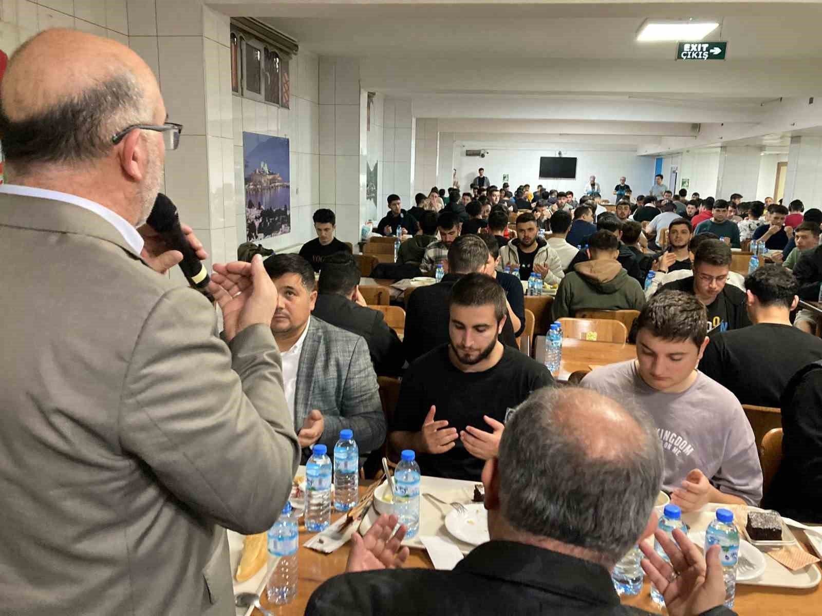 bilecik-haber_mudurler-iftarini-universite-ogrencileriyle-yapti-103677.jpg