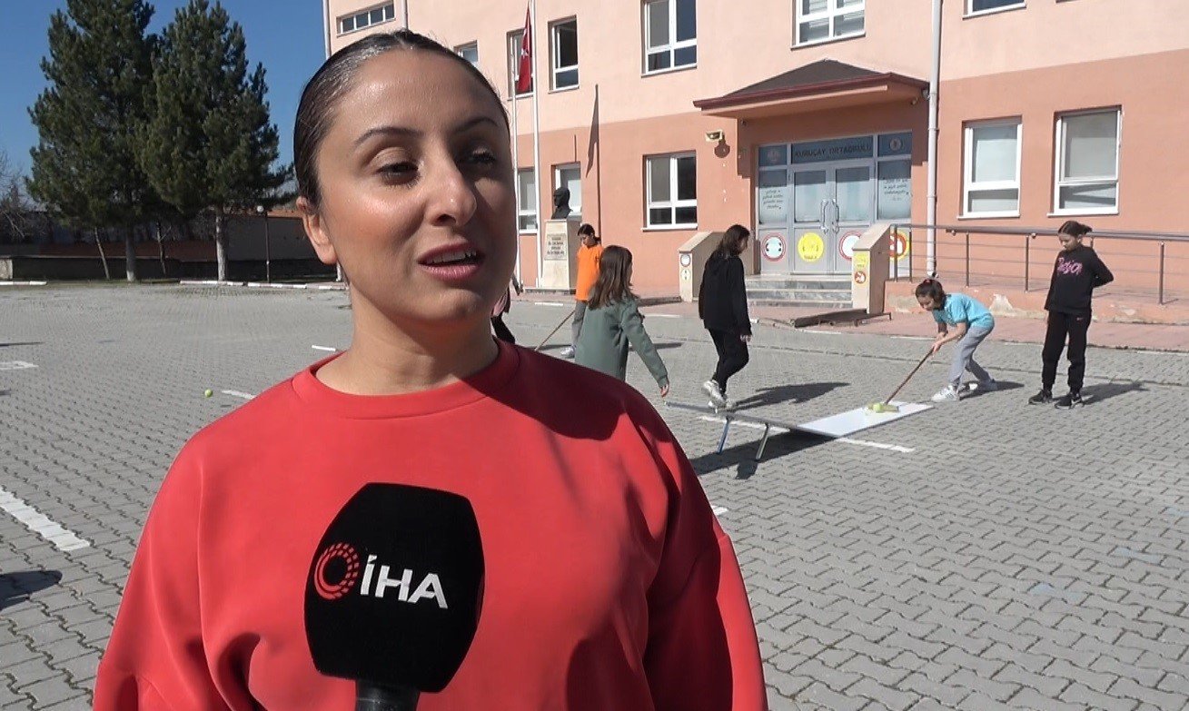 bilecik-haber_ogrenciler-ilk-kez-golf-oynamanin-sevincini-yasiyor-99161.jpg