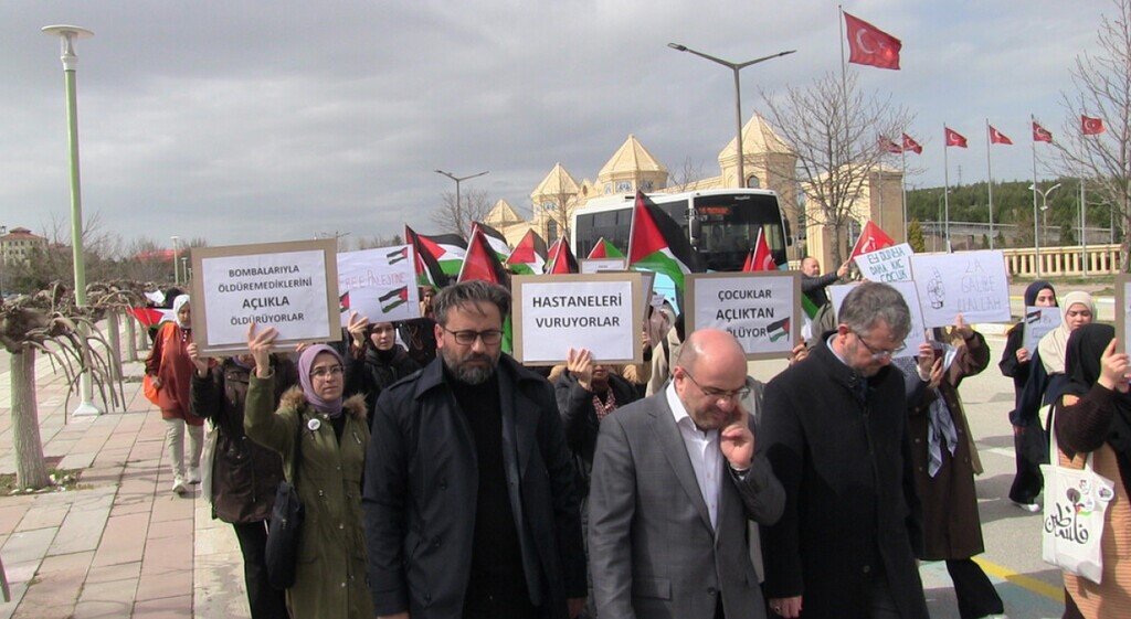 bilecik-haber_ogrencilerinden-filistin-deki-siddete-karsi-sessiz-yuruyus-104151.jpg