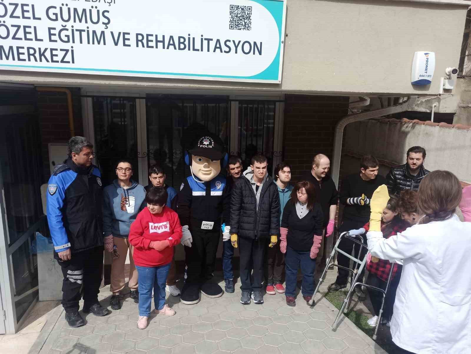 bilecik-haber_polis-ekipleri-down-sendromlu-cocuklarla-bir-araya-geldi-102661.jpg