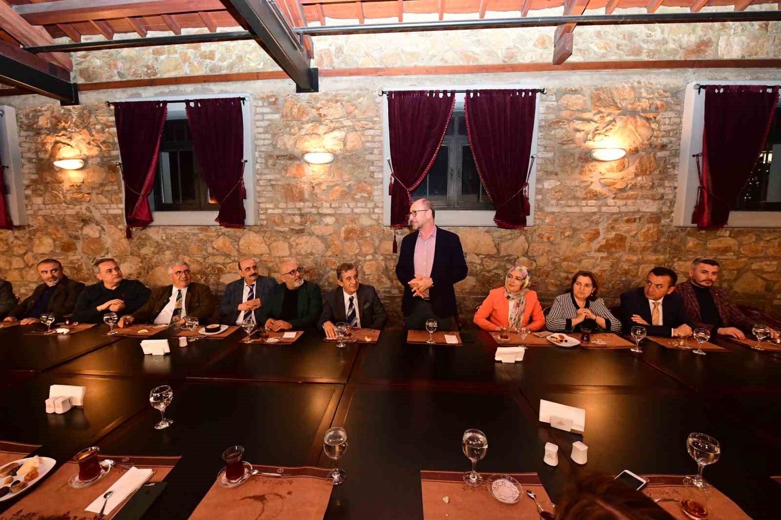 bilecik-haber_rektor-erdal-anadolu-universitesi-akademik-ve-idari-yoneticileriyle-iftarda-bir-araya-geldi-102267.jpg