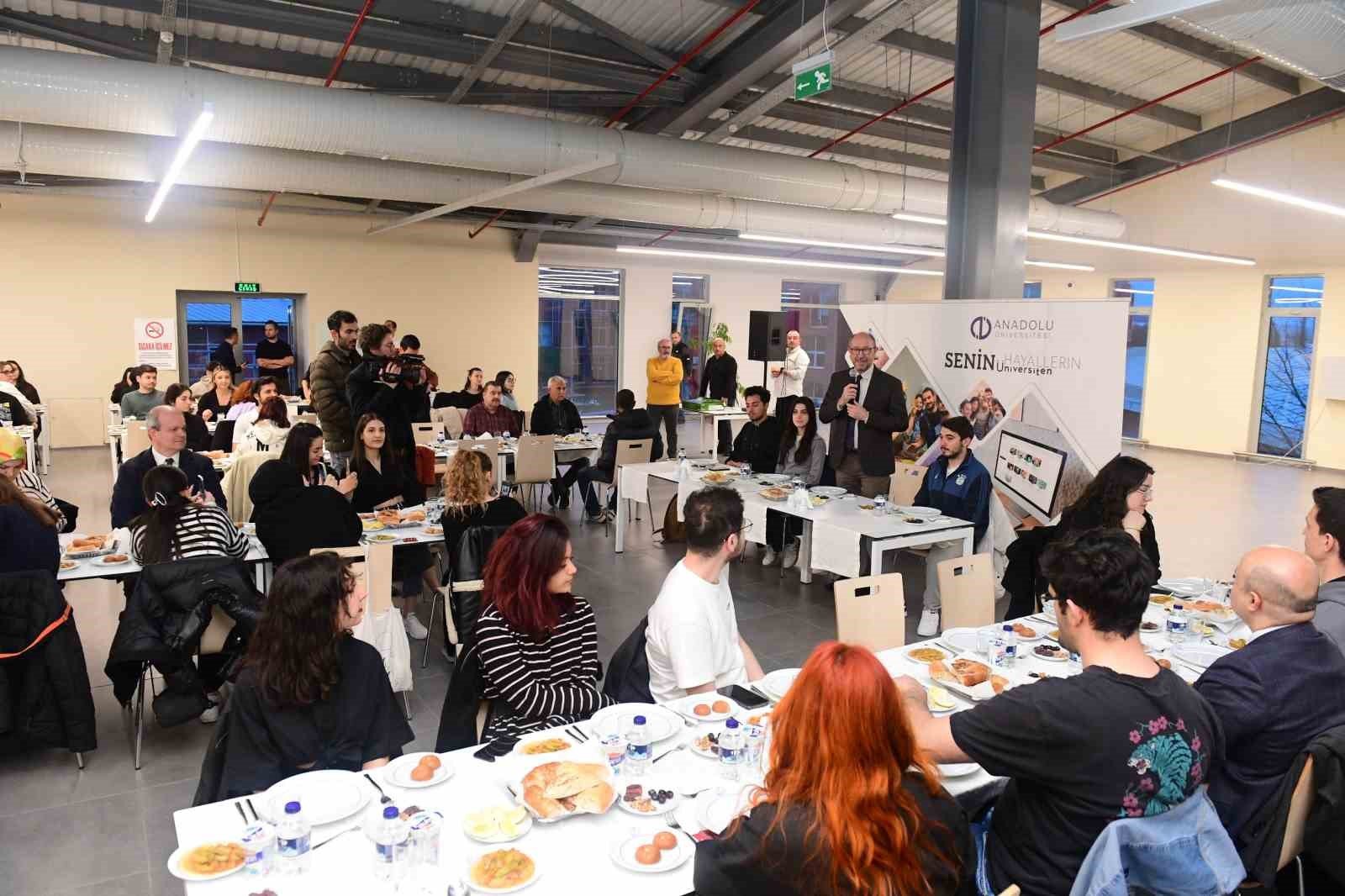 bilecik-haber_rektor-erdal-ikaf-24-te-gorev-alan-ogrencilerle-iftarda-bulustu-104040.jpg
