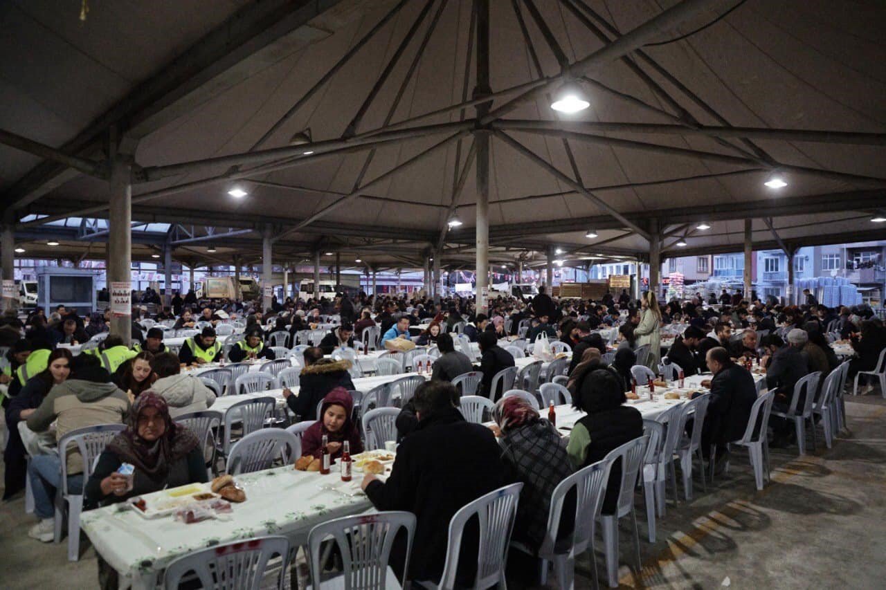 bilecik-haber_servi-gaybiefendi-meydan-ve-ali-pasa-mahallesi-sakinlerine-iftar-102221.jpg