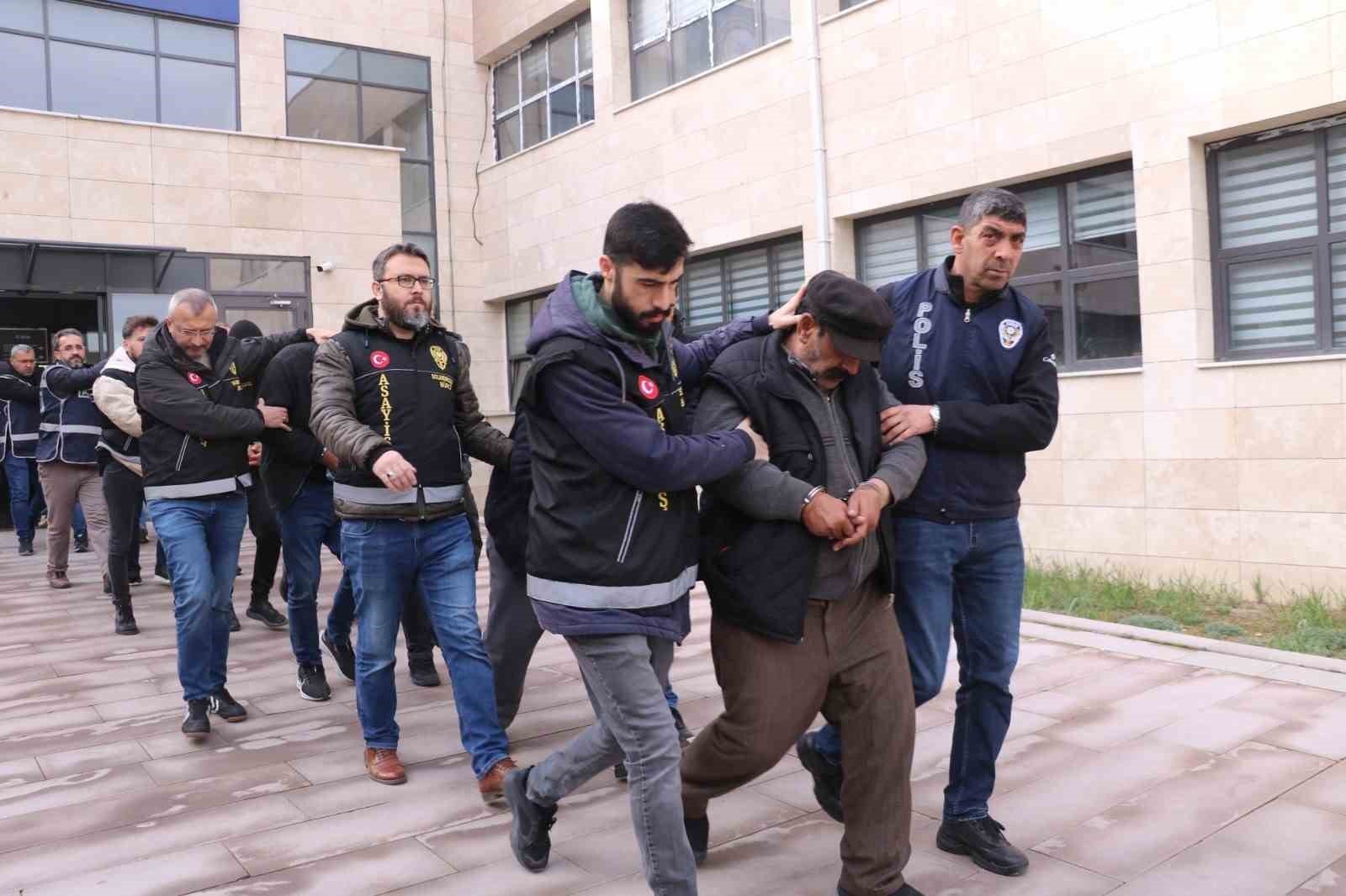 bilecik-haber_sosyal-medya-uzerinden-sahte-altinlarla-1-milyon-325-bin-tl-lik-vurgun-yapan-19-kisi-adliyeye-sevk-edildi-99274.jpg