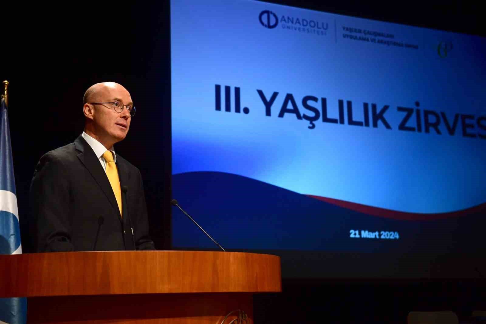 bilecik-haber_tazelenme-universitesi-iii-yaslilik-zirvesi-nde-bir-araya-geldi-102816.jpg