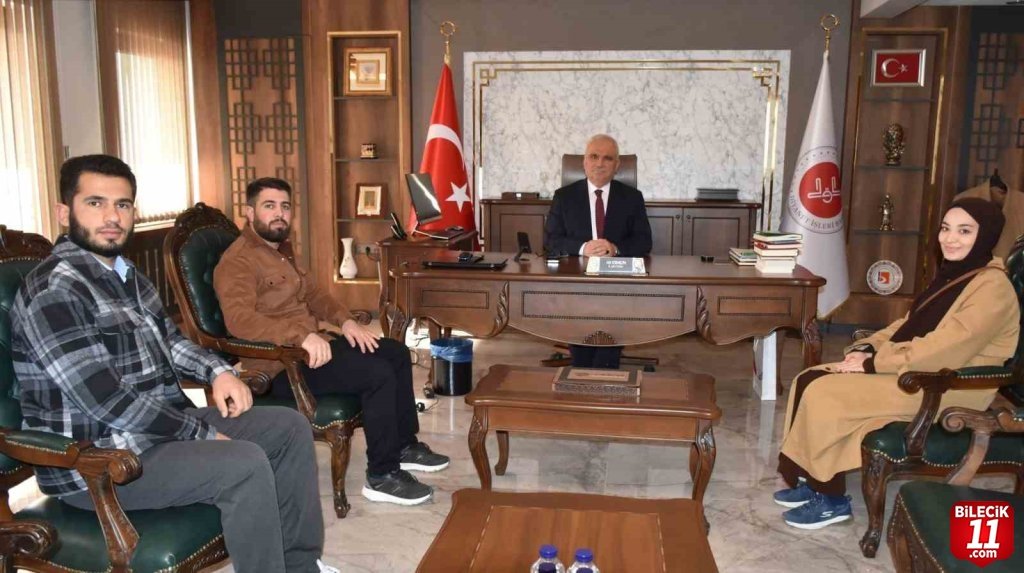 bilecik-haber_umre-odulunu-alan-gencler-tesekkurler-ziyaretinde-bulundu-99228.jpg