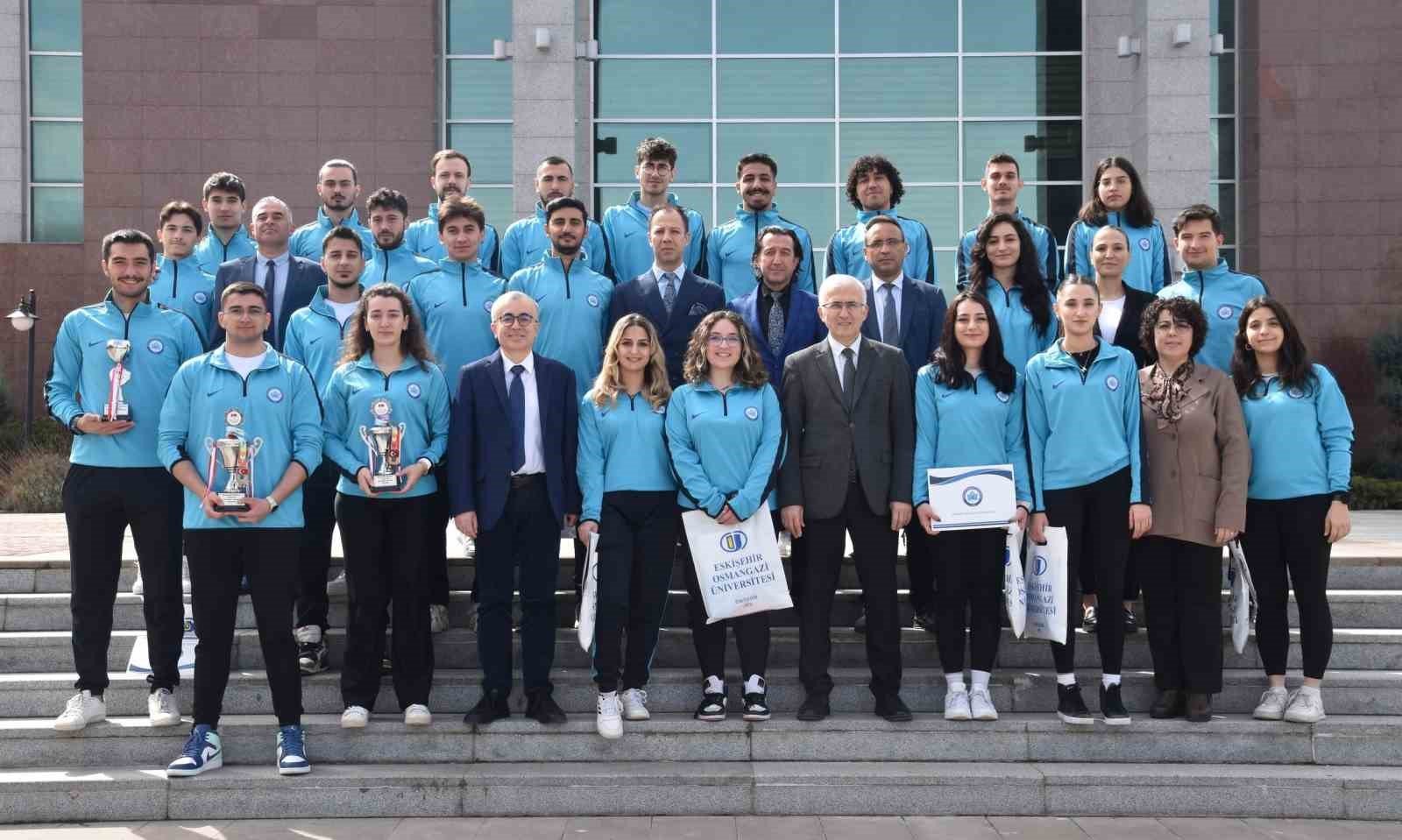 bilecik-haber_universitelerarasi-spor-musabakalari-nda-basarili-olan-esogu-sporculari-kupalarini-rektor-prof-dr-kamil-colak-a-sundu-104142.jpg