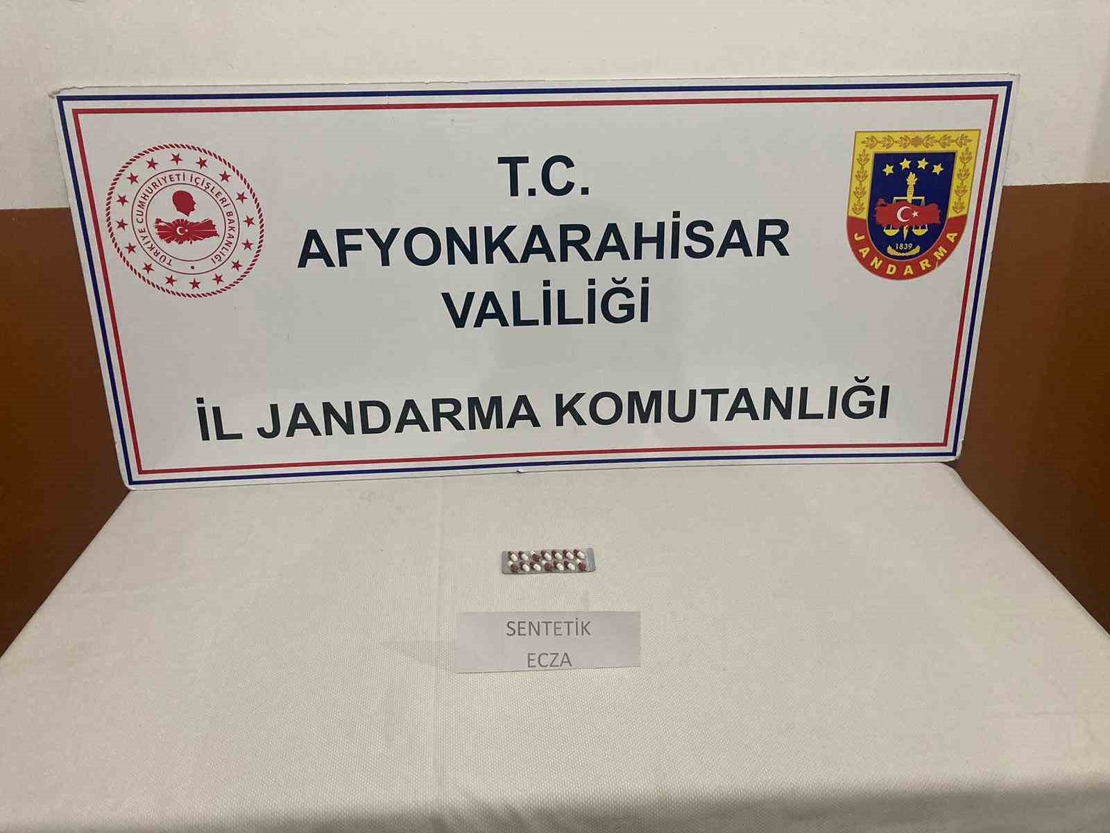 bilecik-haber_uzerlerinde-sentetik-ecza-hapi-ile-yakalandilar-102199.jpg