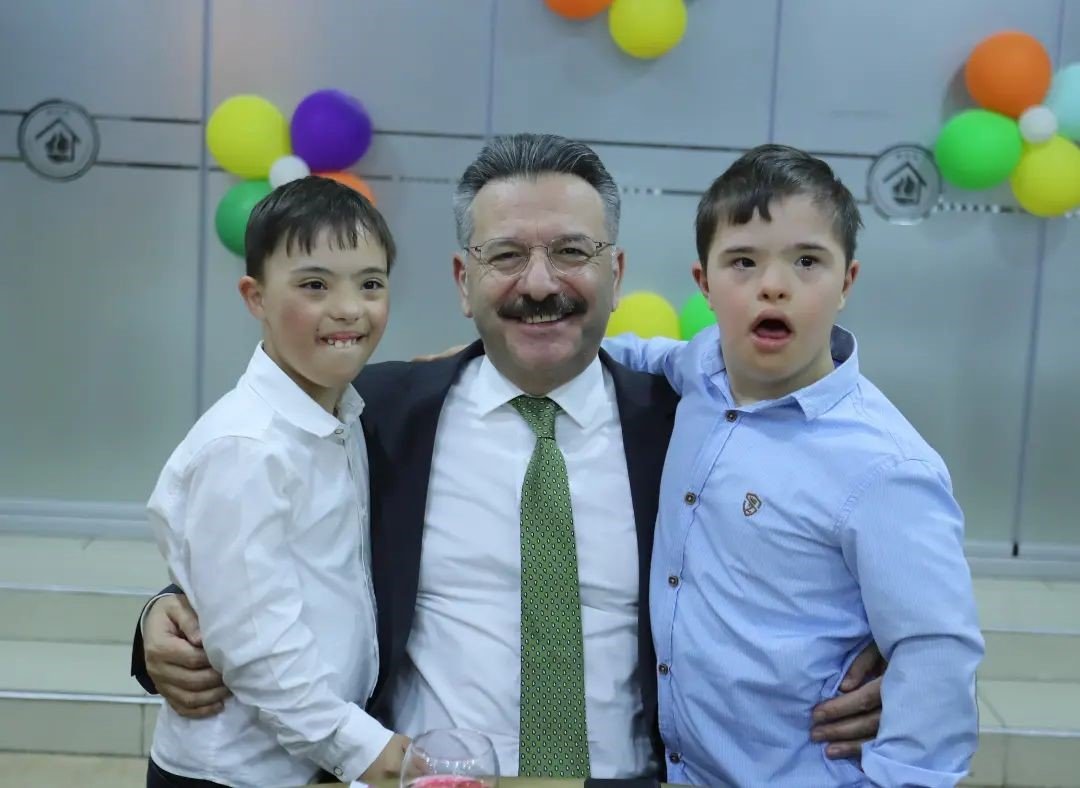 bilecik-haber_vali-huseyin-aksoy-down-sendromlu-cocuklar-ve-aileleriyle-bir-araya-geldi-102785.jpg