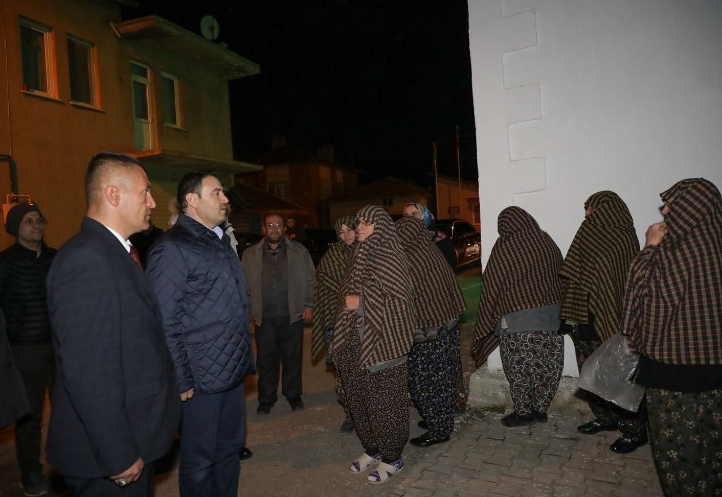 bilecik-haber_vali-isin-kirazpinar-mahallesinde-vatandaslarla-bulustu-103612.jpg