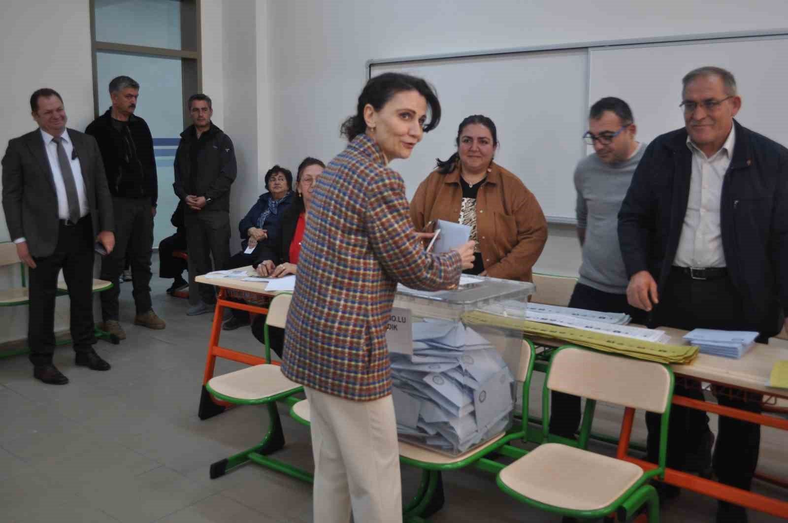 bilecik-haber_valisi-huseyin-aksoy-esiyle-birlikte-sandik-basina-gitti-104920.jpg