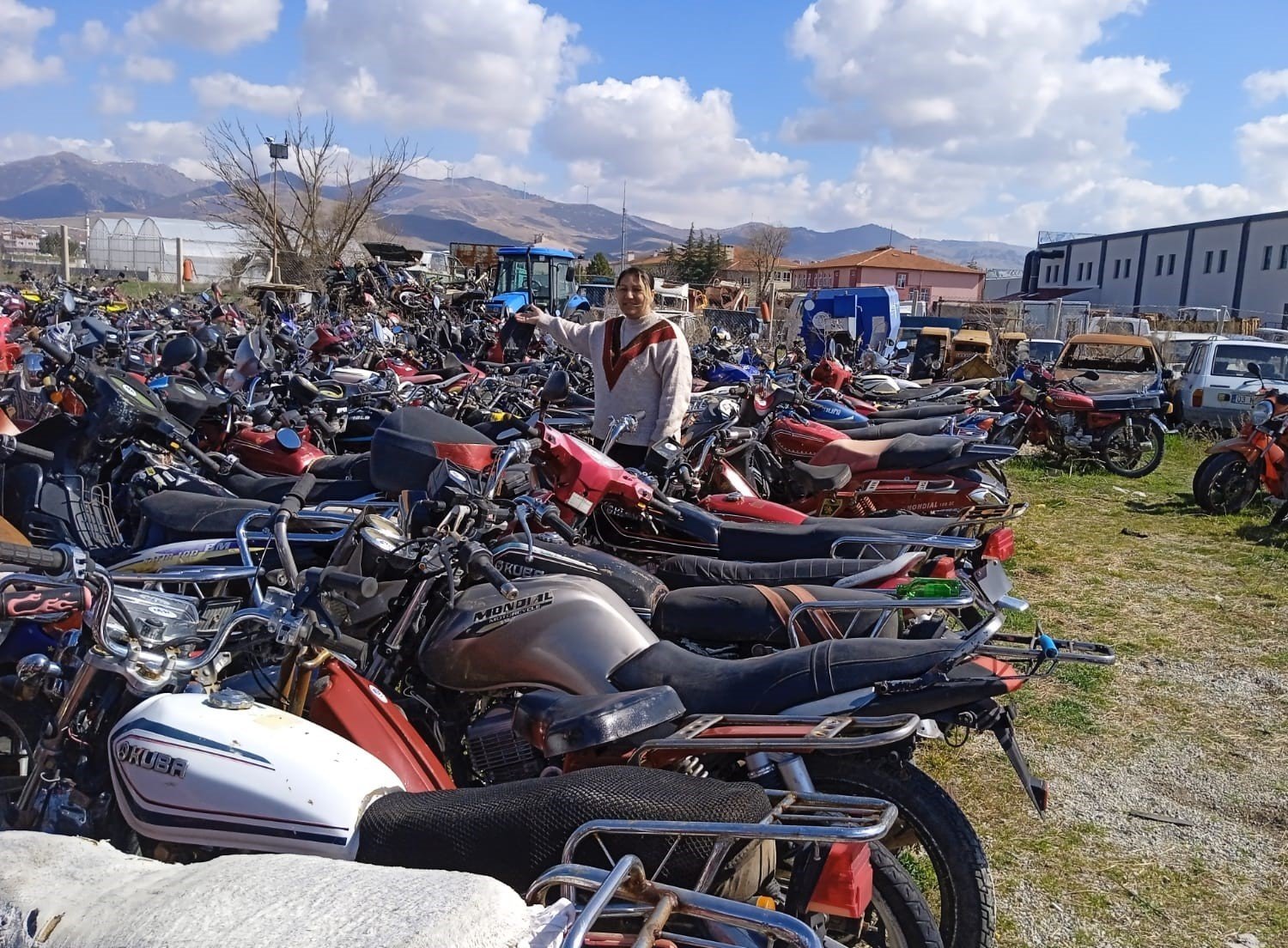 bilecik-haber_yediemin-otoparkindaki-motosikletler-geri-donusume-gonderildi-100621.jpg
