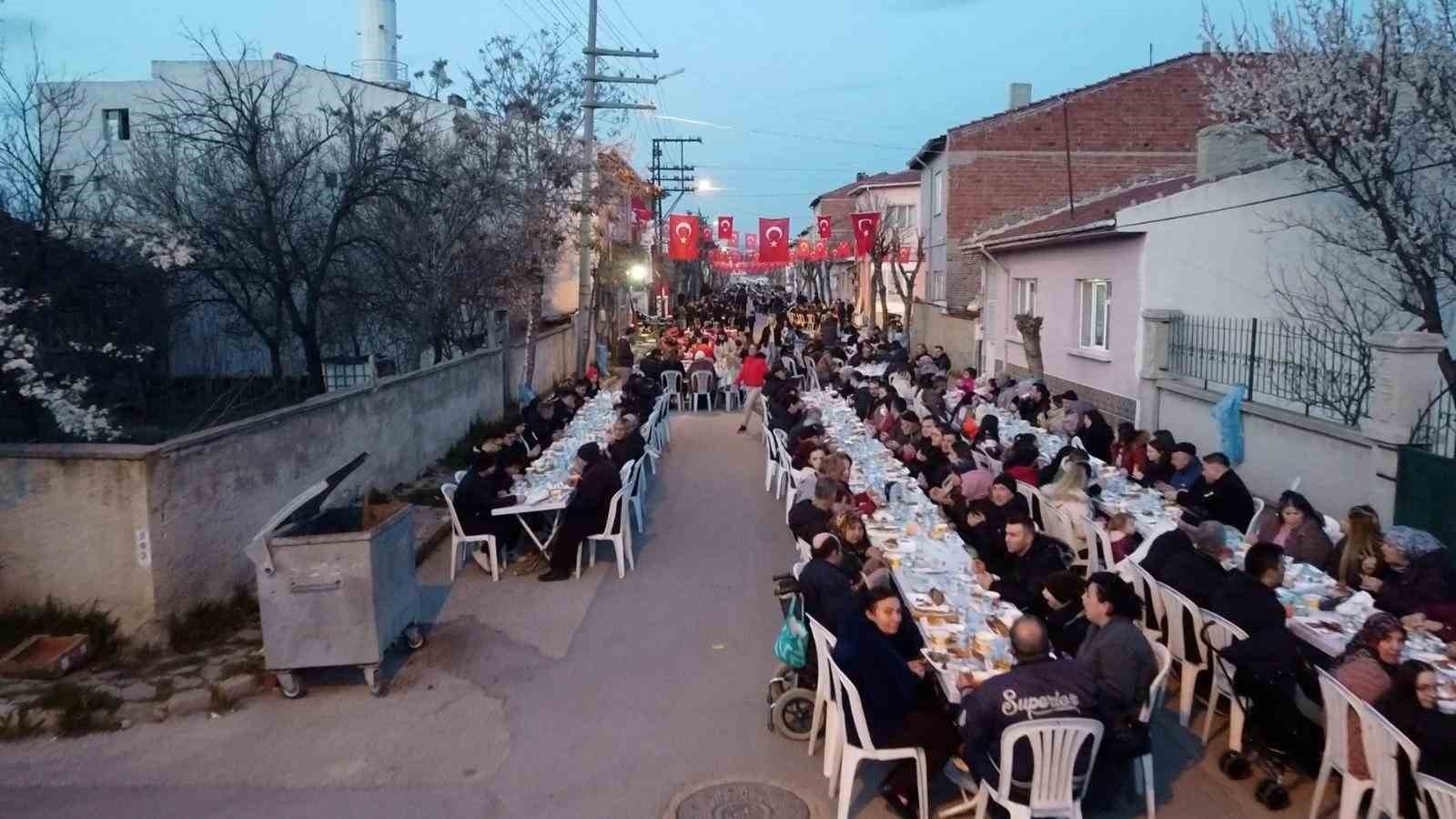 bilecik-haber_yuzugullu-sazova-da-vatandaslarla-bulustu-103523.jpg