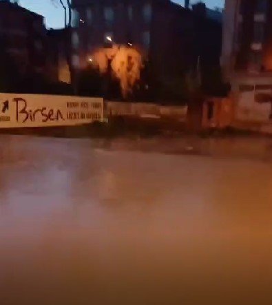 bilecik-haber_ana-su-dagitim-borusu-patladi-cevre-yolunu-su-basti-107215.jpg