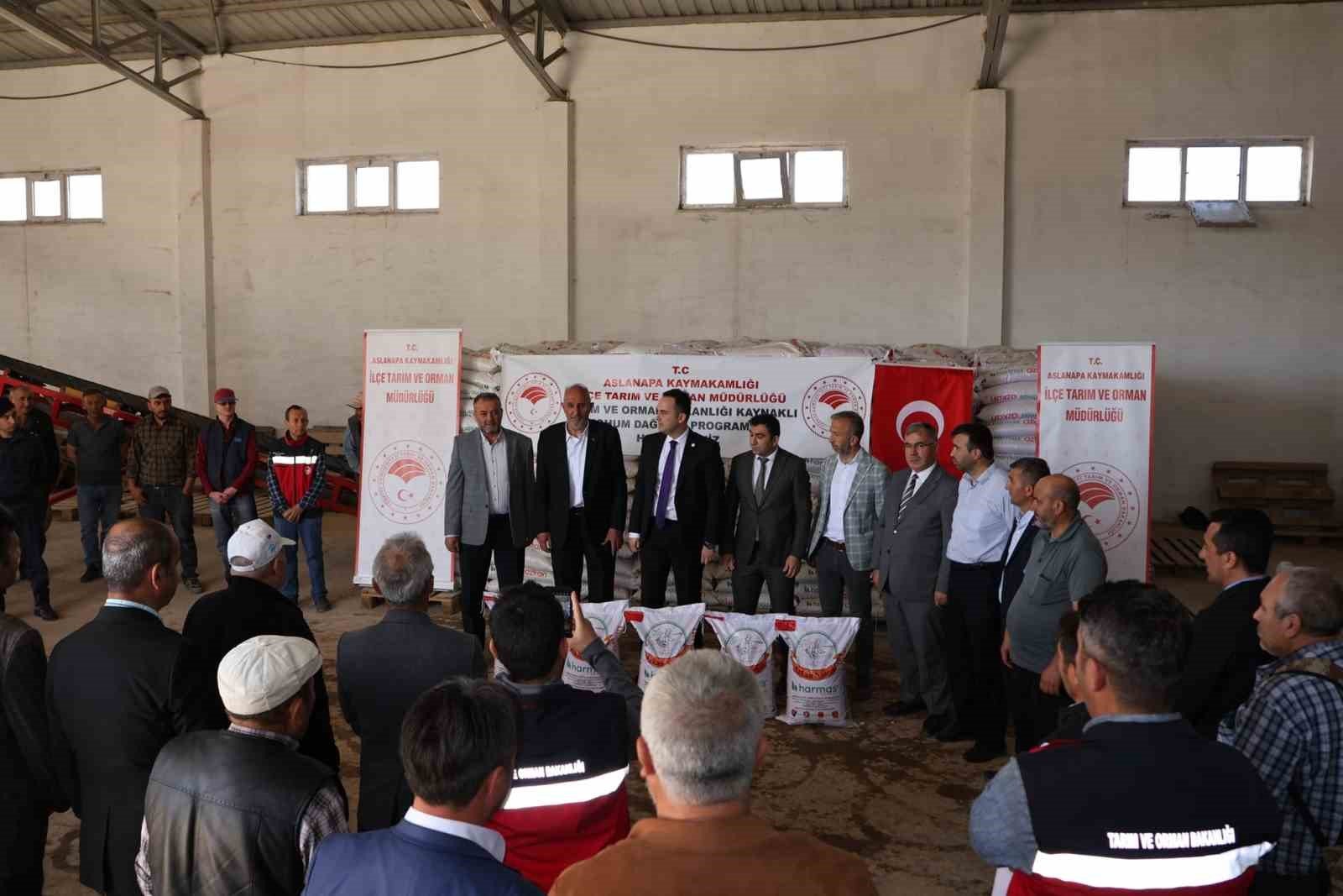 bilecik-haber_aslanapa-da-269-ureticiye-yuzde-50-hibeli-36-bin-250-kilogram-nohut-tohumu-dagitildi-107757.jpg