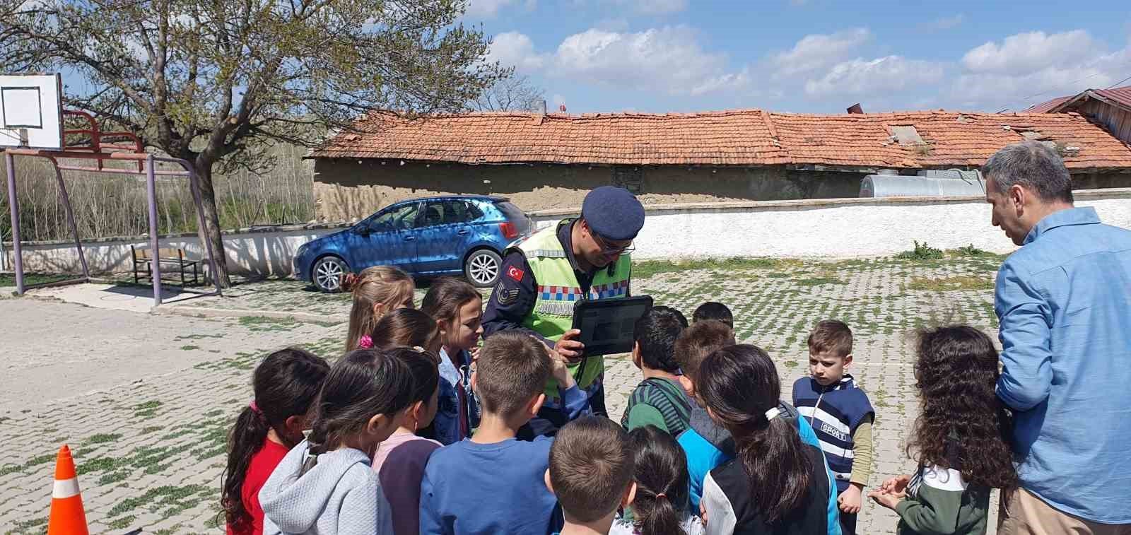bilecik-haber_aslanapa-da-ogretmen-ve-ogrencilere-trafik-egitimi-252.jpg