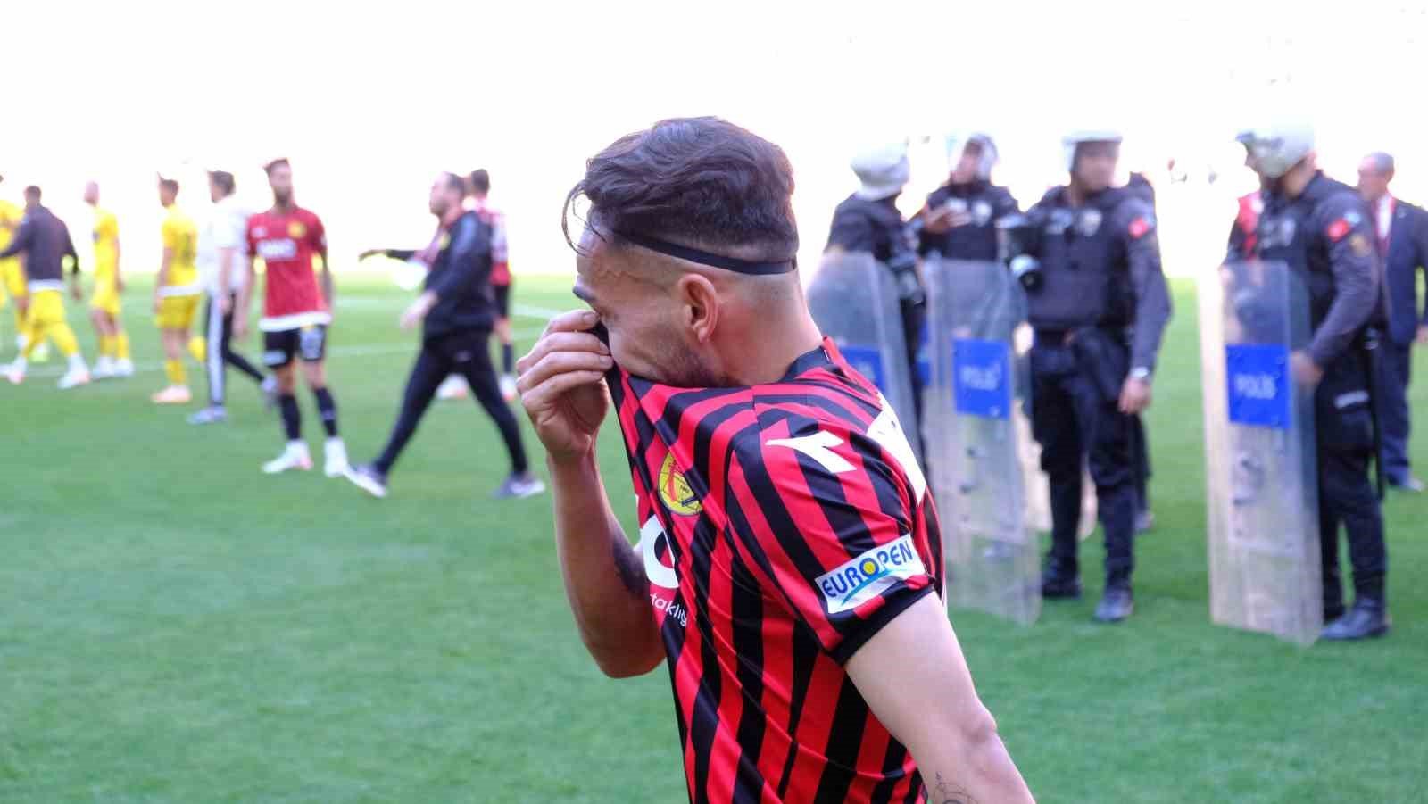 bilecik-haber_bal-ligi-nden-cikamayan-eskisehirsporlu-futbolcular-gozyaslarina-hakim-olamadi-516.jpg