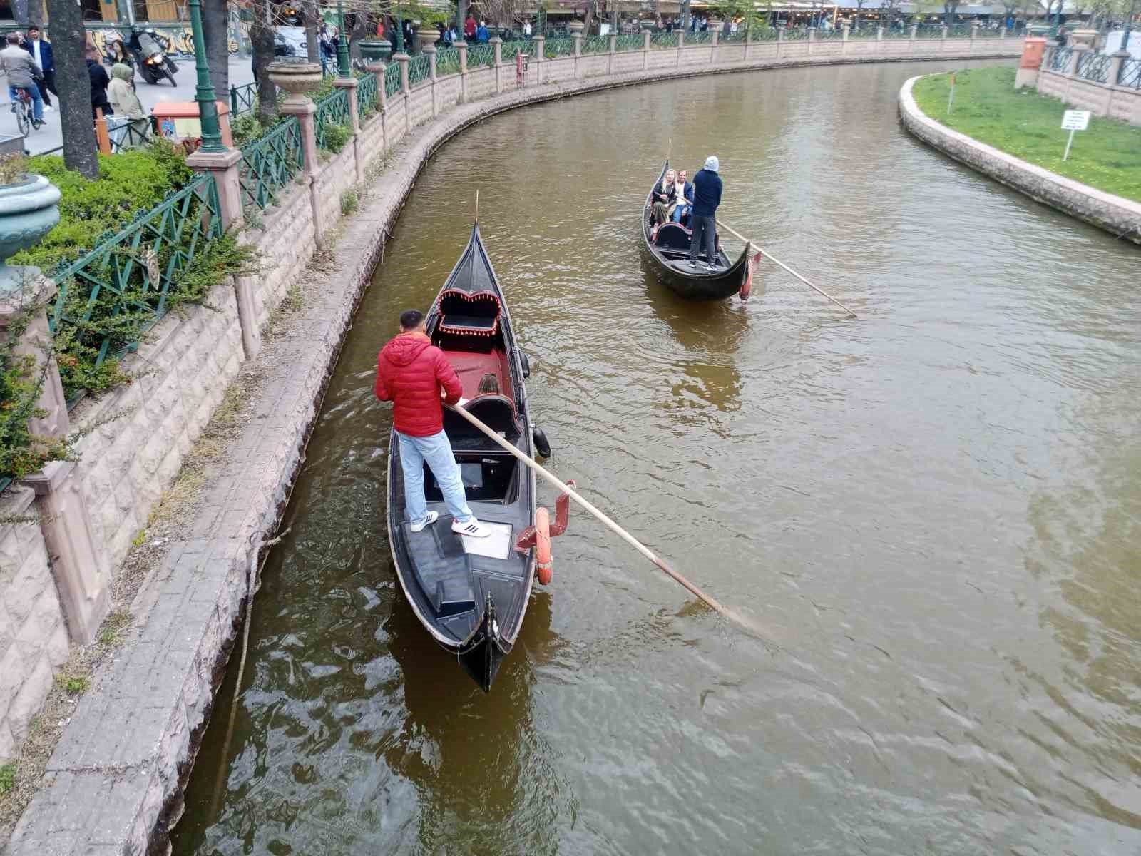 bilecik-haber_bayram-icin-gelen-eskisehir-e-gelen-turistler-porsuk-cayi-nin-tadini-cikardi-106773.jpg