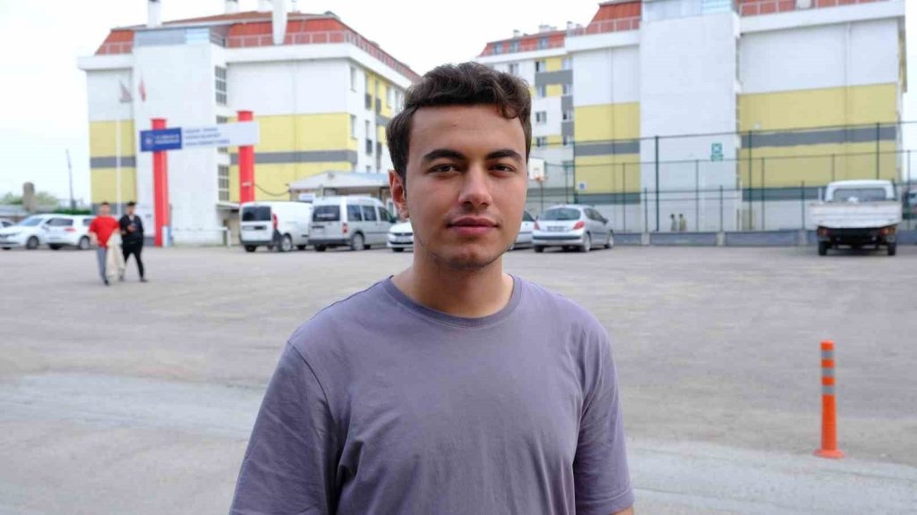 bilecik-haber_bozulan-asansorun-uzerindeki-kagitta-gecen-komik-diyalog-dikkat-cekti-1750.jpg