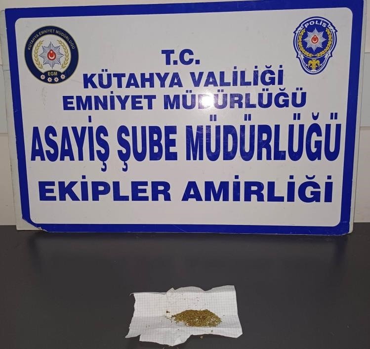 bilecik-haber_carsi-ve-mahalle-bekcileri-tarafindan-bir-kisinin-uzerinde-uyusturucu-ele-gecirildi-107758.jpg