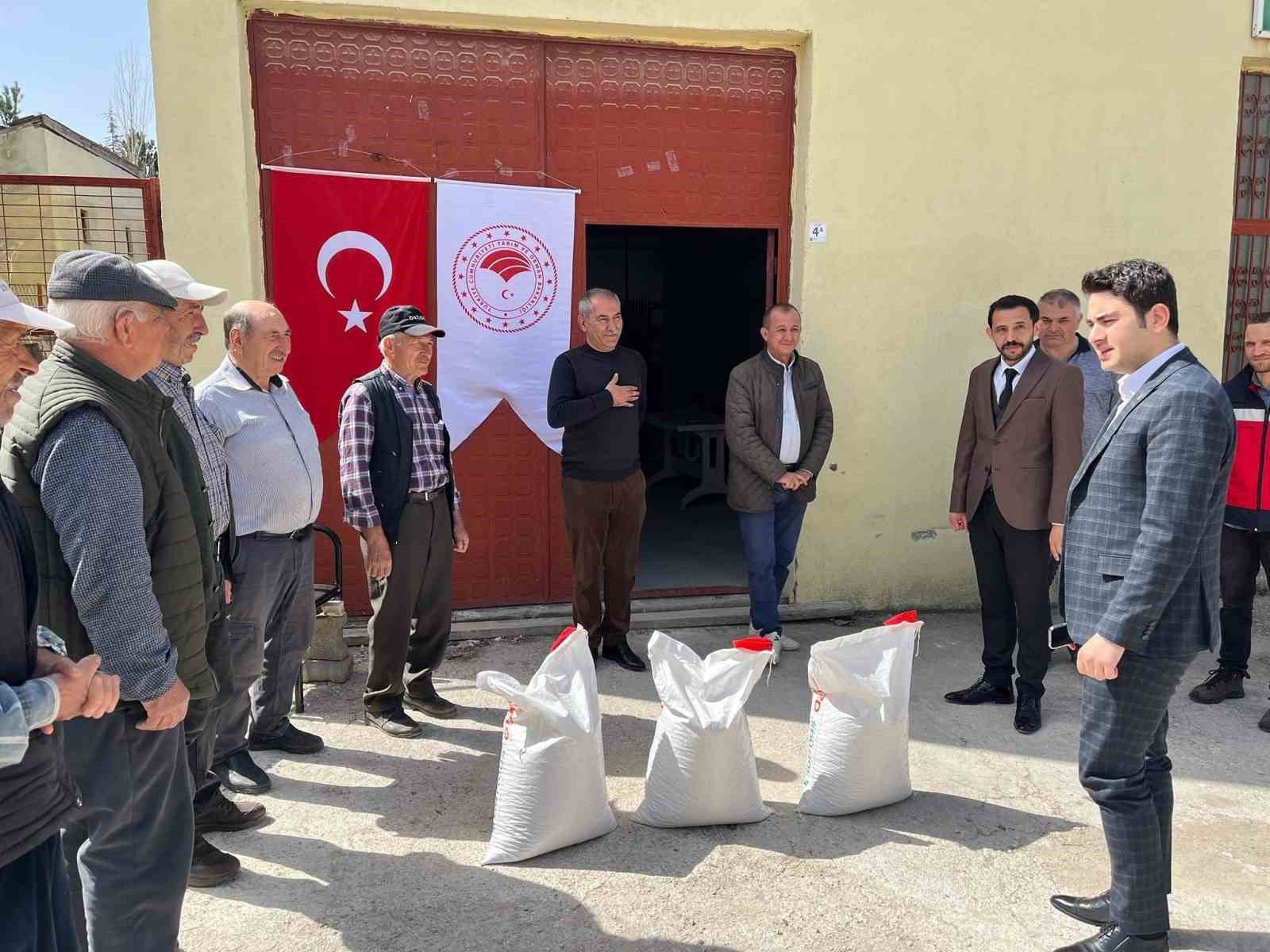 bilecik-haber_cavdarhisar-da-ciftcilere-yuzde-50-hibeli-37-bin-500-kilogram-nohut-tohumu-dagitildi-106052.jpg