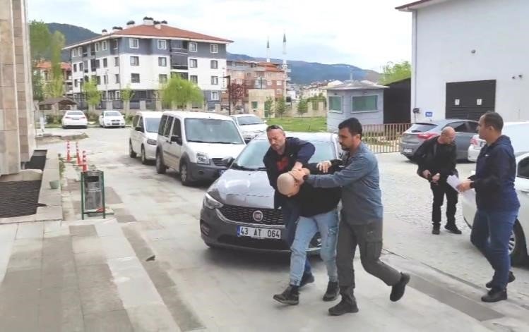 bilecik-haber_cesitli-okullardan-bilgisayarlarin-calinmasi-olaylarinin-faili-kutahya-da-yakalandi-689.jpg