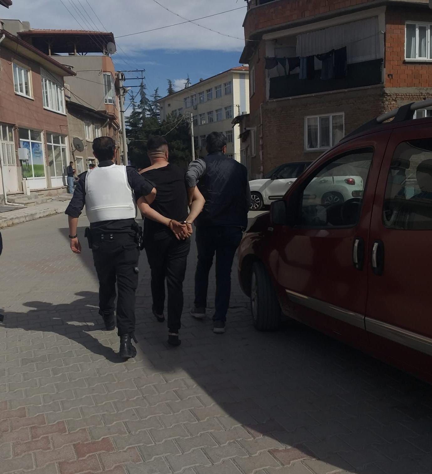 bilecik-haber_cezaevi-firarisi-catidan-catiya-atlayarak-kacmaya-calissa-da-basarili-olamadi-632.jpg