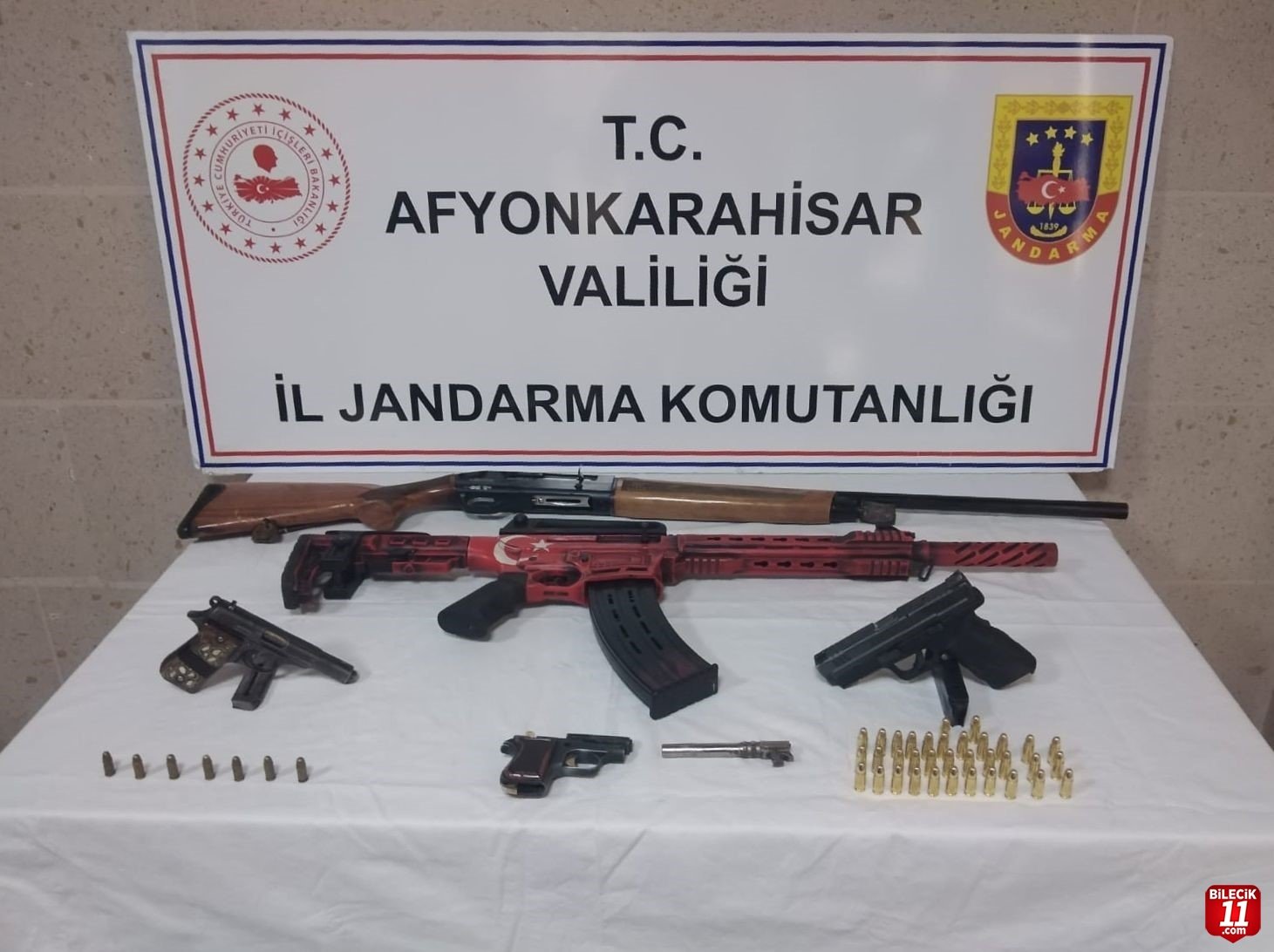 bilecik-haber_ellerindeki-ruhsatsiz-tabanca-ve-tufekleri-satamadan-yakalandilar-56.jpg