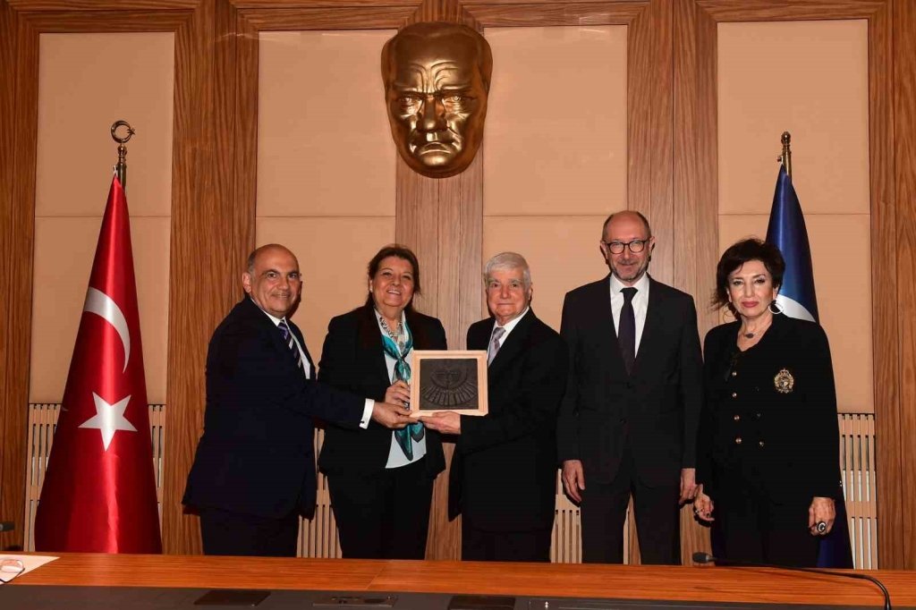 bilecik-haber_emekli-ogretim-uyesi-prof-dr-ferruh-comlekci-ye-mesleki-ve-akademik-saygi-odulu-1811.jpg