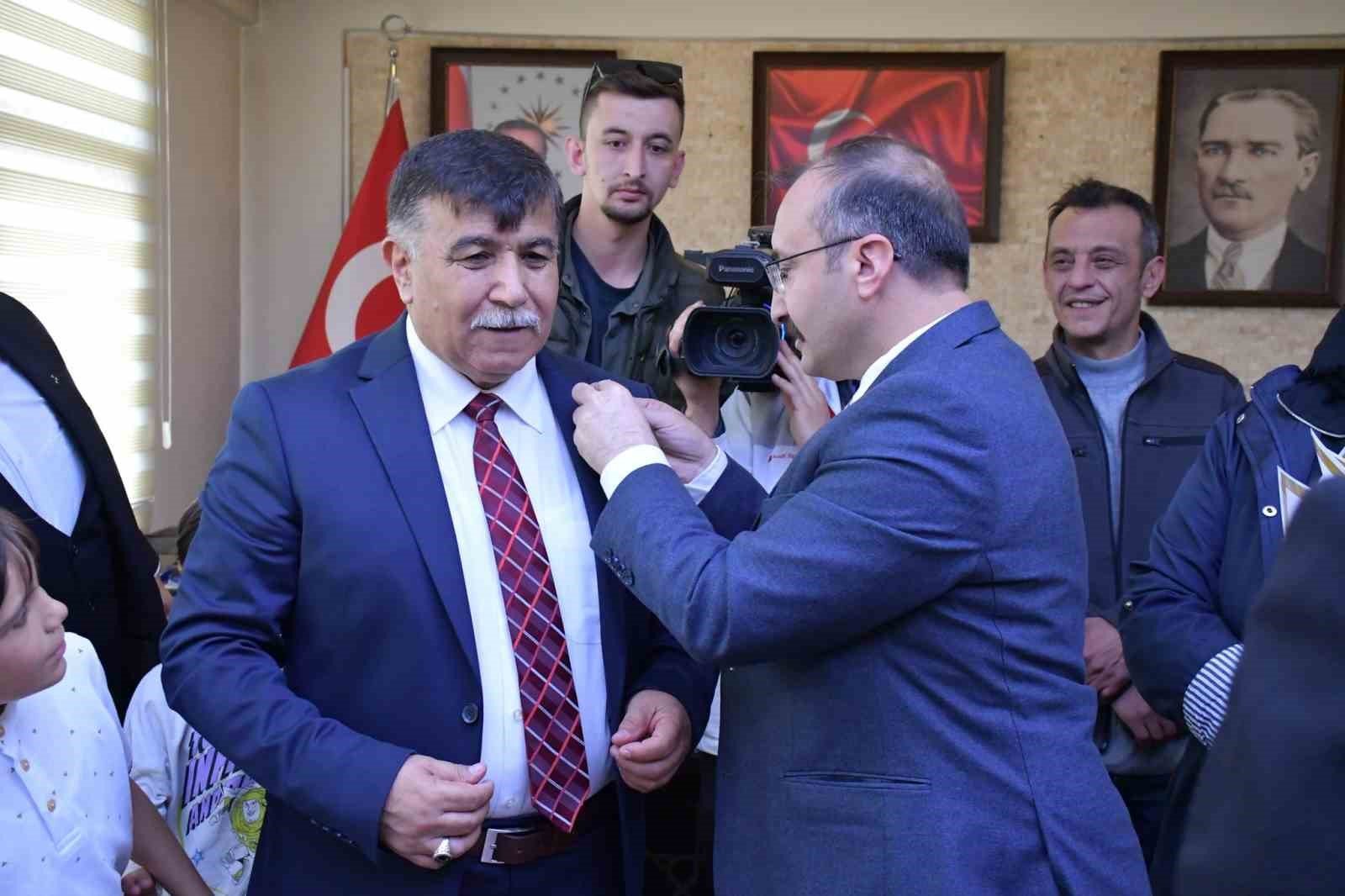 bilecik-haber_emet-belediye-baskani-mustafa-koca-gorevi-huseyin-dogan-dan-devraldi-106675.jpg