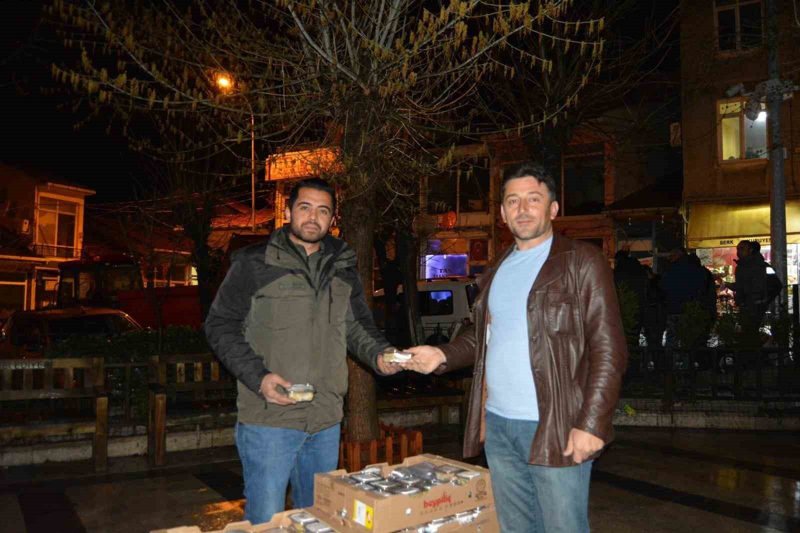 bilecik-haber_emet-te-halka-fidan-dagitimi-ve-helva-ikrami-105496.jpg