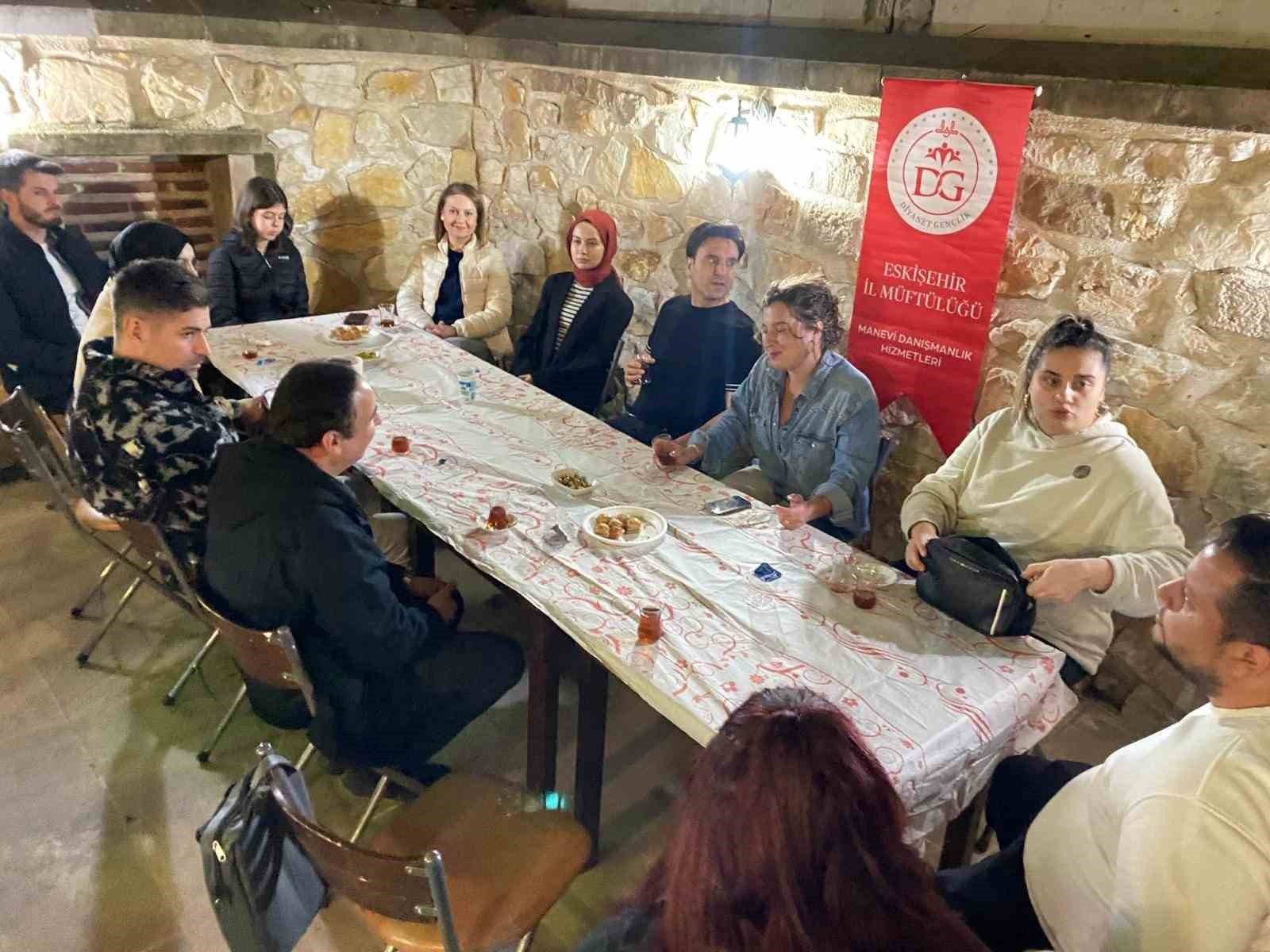 bilecik-haber_eskisehir-il-muftulugu-genclerle-iftarda-bulustu-106037.jpg