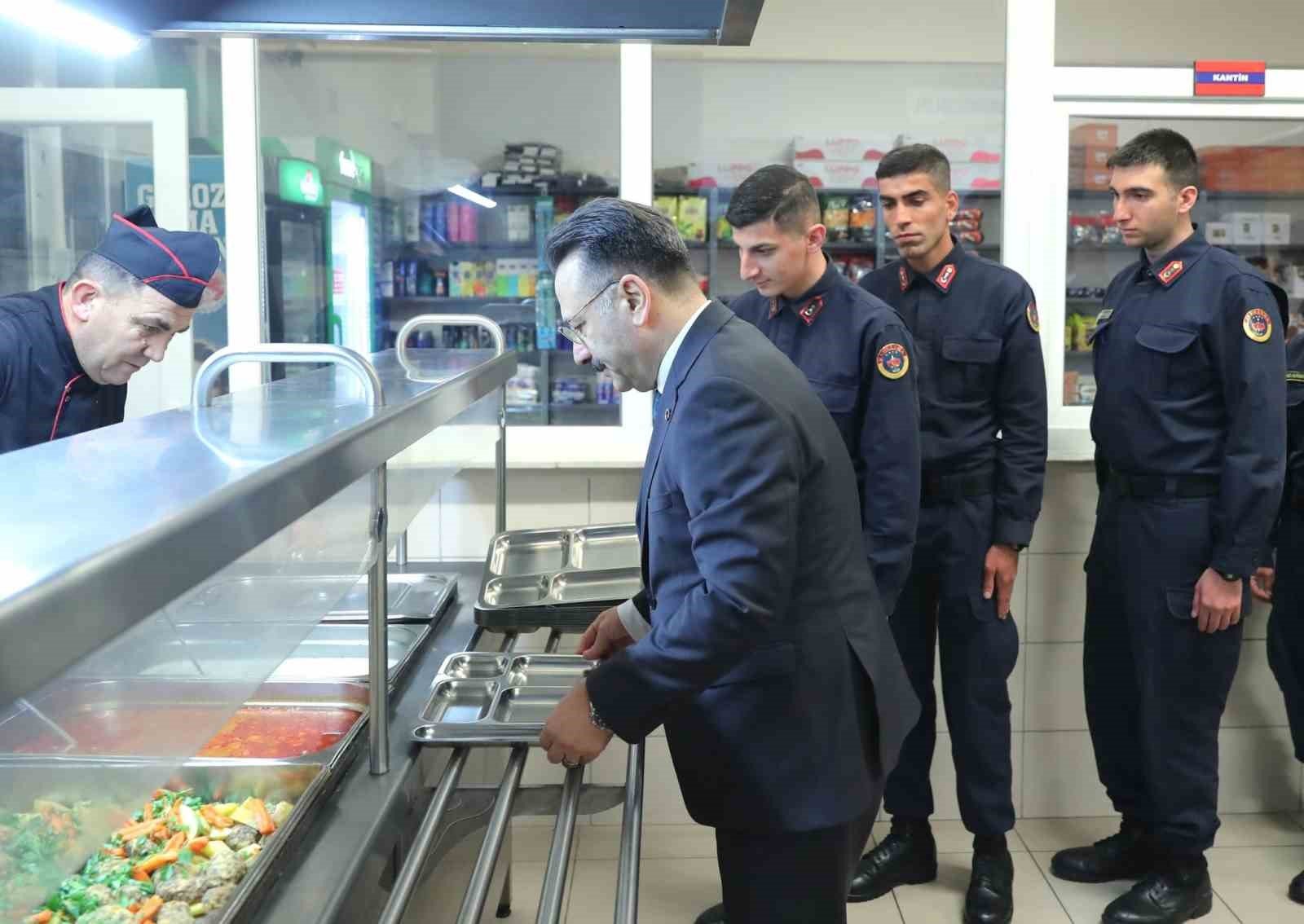 bilecik-haber_eskisehir-valisi-jandarma-ekipleriyle-iftar-yapti-106064.jpg