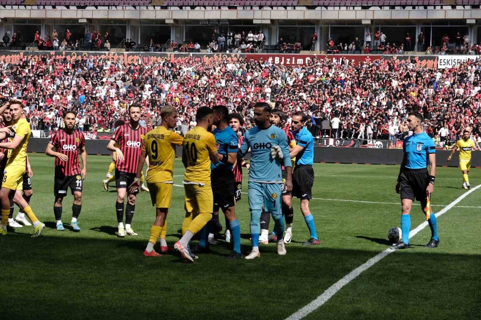 bilecik-haber_eskisehirspor-1926-polatli-belediyespor-maci-baslamadan-futbolcular-arasinda-kavga-cikti-494.jpg