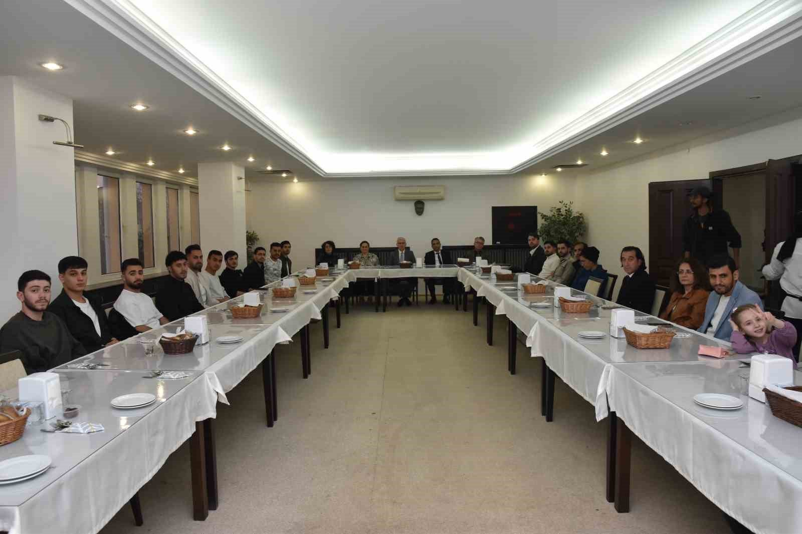 bilecik-haber_esogu-yonetimi-iftarda-filistinli-ogrencilerle-bulustu-106074.jpg