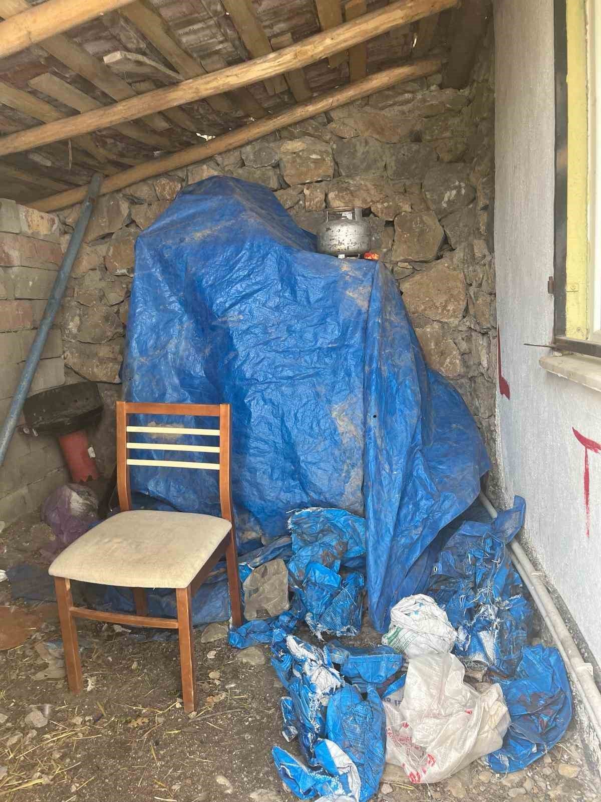bilecik-haber_esrar-yetistirmekten-hapis-cezasiyla-aranan-kadini-jandarma-brandanin-altinda-yakaladi-466.jpg