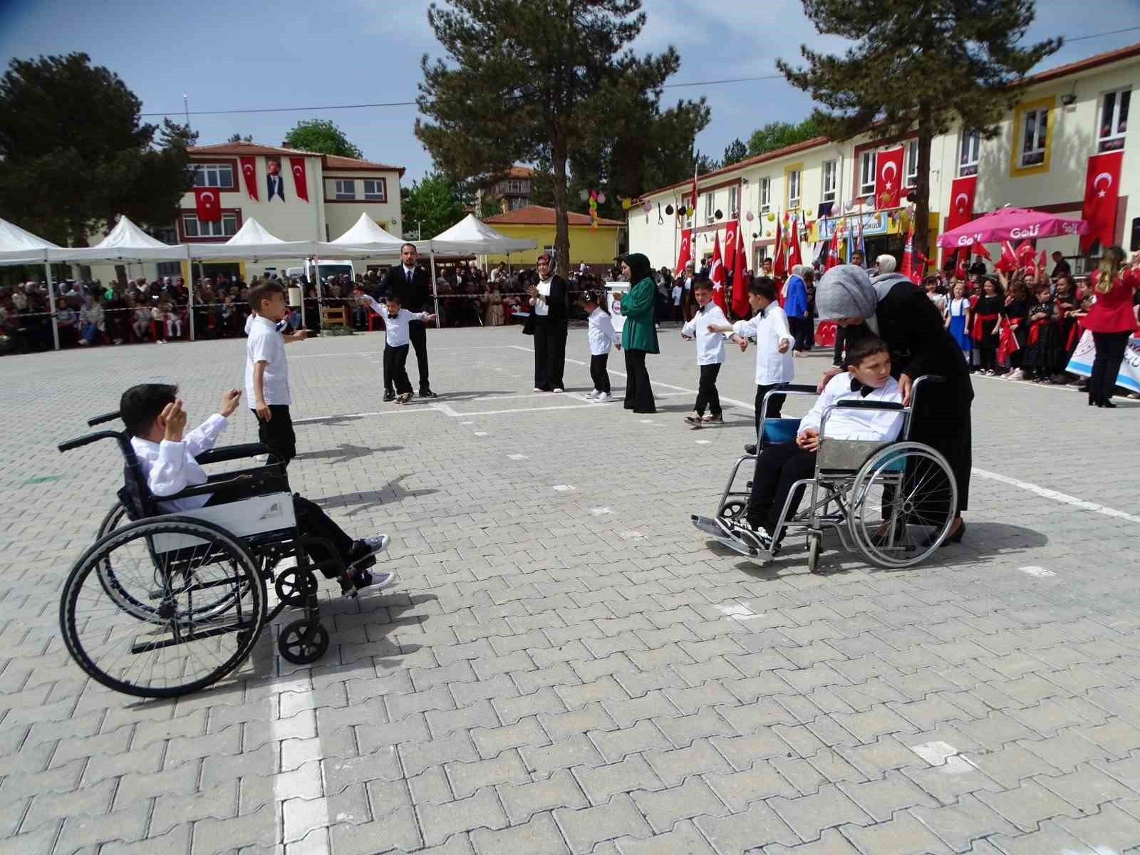 bilecik-haber_hisarcik-ta-ozel-ogrencilerden-erik-dali-isimli-muzik-gosterisi-809.jpg