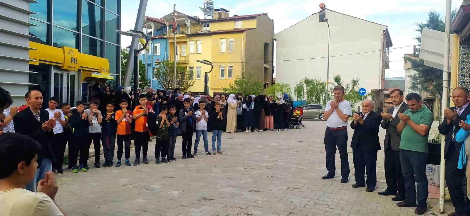 bilecik-haber_hisarcik-ta-umre-kafilesi-dualarla-ugurlandi-229.jpg