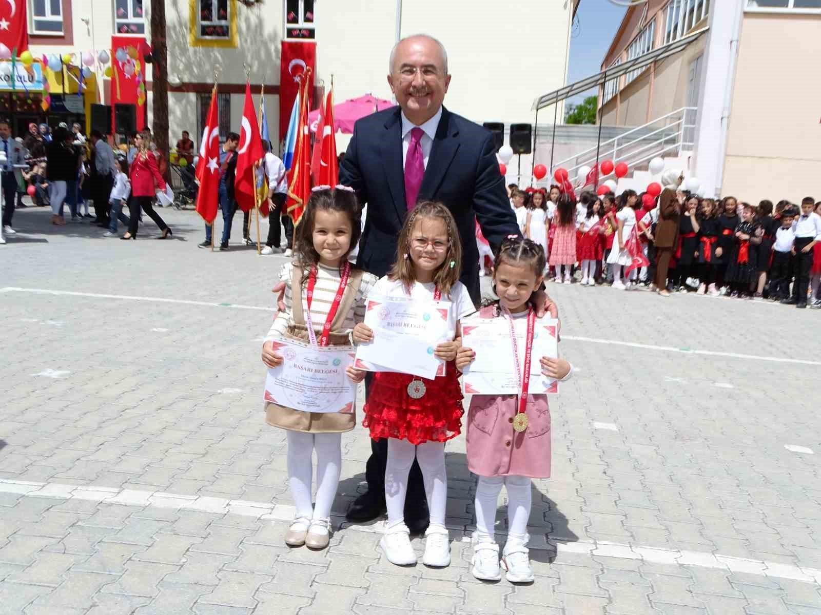 bilecik-haber_hisarcik-ta-yarismalarda-dereceye-giren-ogrenciler-odullendirildi-794.jpg
