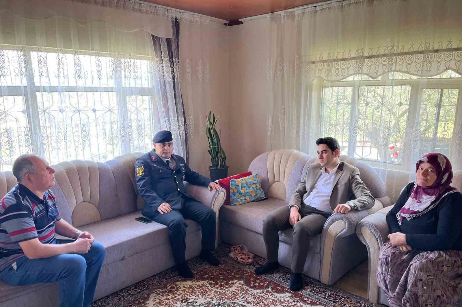 bilecik-haber_kaymakam-gedik-ten-sehit-polis-memurunun-ailesine-bayram-ziyareti-106728.jpg