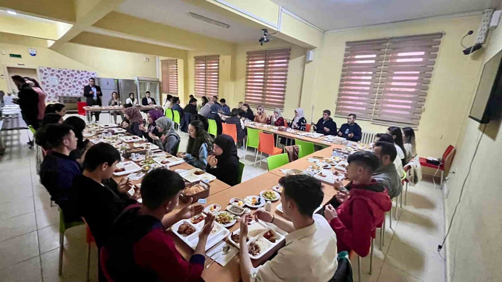 bilecik-haber_kaymakam-ozpinar-mem-personeli-ve-ogrenciler-iftarda-bir-araya-geldi-106224.jpg